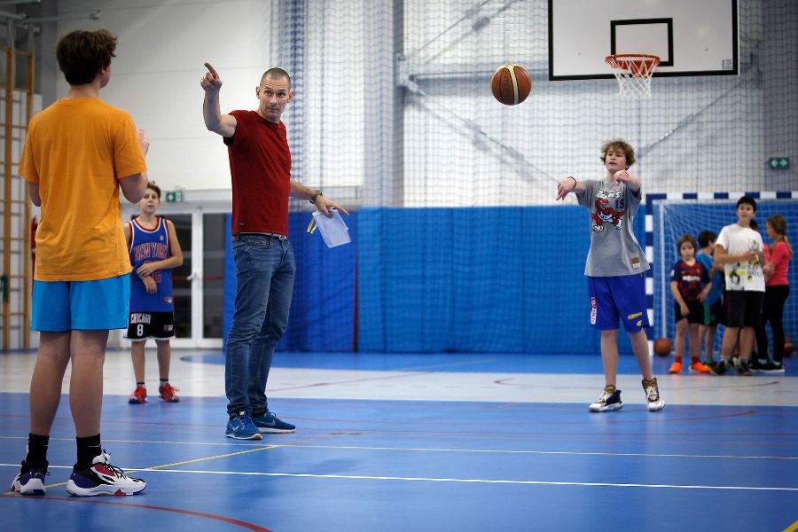 Filip Dylewicz podczas treningu sportowego z dziećmi