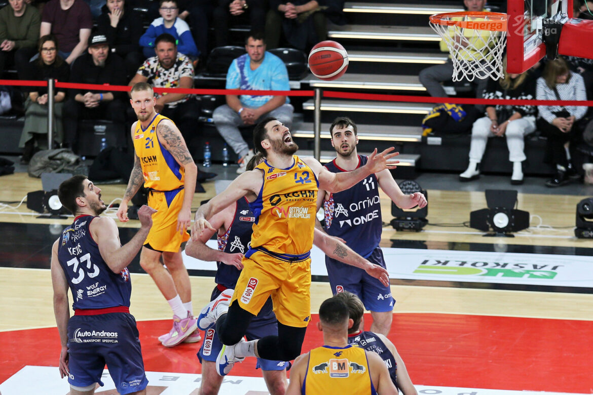 Nemanja Djurisić (nr 42) i Aigars Skele (21) / Fot. Andrzej Romański / plk.pl
